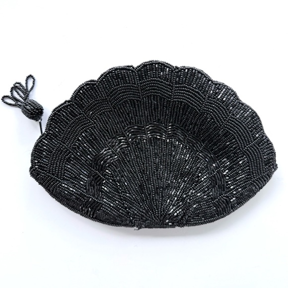 Vintage Clamshell / Sea Shell / Fan Shaped Black Beaded Evening Clutch - Picture 1 of 12